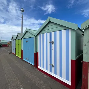 Large 2 Bedroom Private With Parking & Hut , Brighton United Kingdom